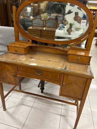 Tocador de madera con espejo ovalado