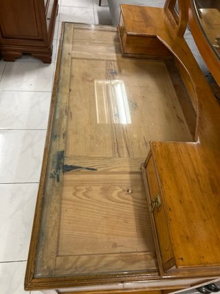 Tocador de madera con espejo ovalado