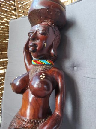Estatua africana mujer con cesta