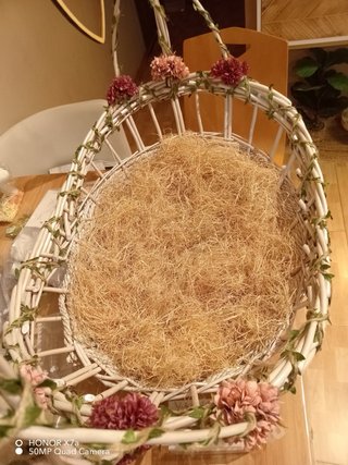 Cesta artesanal de mimbre y madera y decoracion.