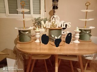 Cesta artesanal de mimbre y madera y decoracion.
