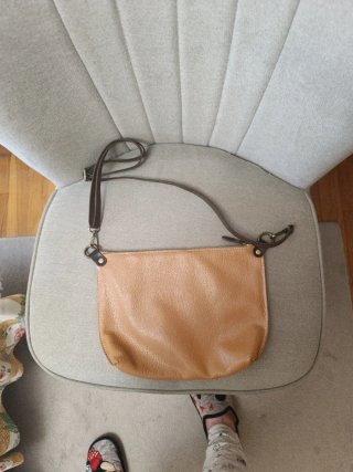 Bolso de piel marrón y beige