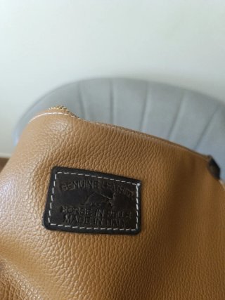 Bolso de piel marrón y beige