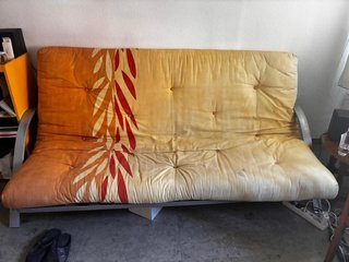 Se regala Sofá Cama Naranja y Amarillo