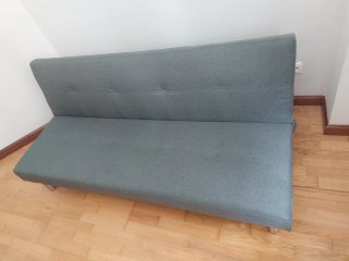 Sofá cama gris de tela