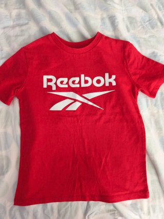 Lote Ropa Niño: Camiseta Reebok y Gorra