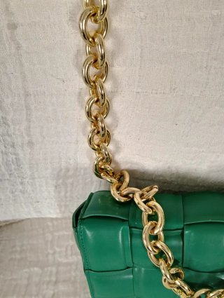 Borsa verde intrecciata con catena oro