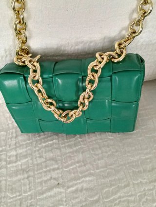 Borsa verde intrecciata con catena oro