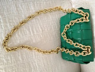 Borsa verde intrecciata con catena oro