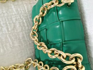 Borsa verde intrecciata con catena oro