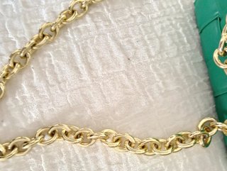 Borsa verde intrecciata con catena oro
