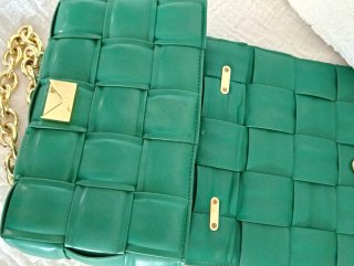 Borsa verde intrecciata con catena oro