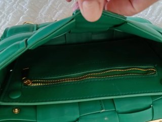 Borsa verde intrecciata con catena oro