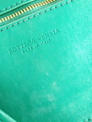 Borsa verde intrecciata con catena oro
