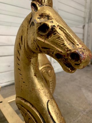 Mesa auxiliar caballos dorados cristal