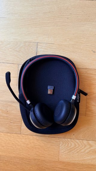 Auriculares Jabra con estuche y dongle