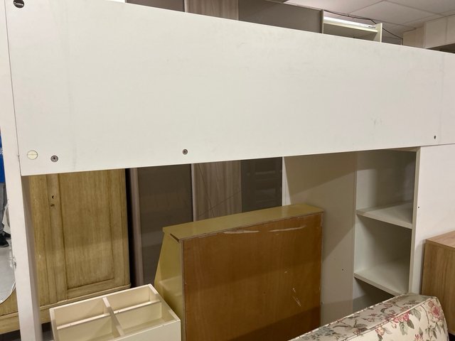 Cama alta blanca y amarilla