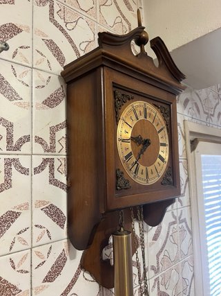 Reloj de pared antiguo de madera
