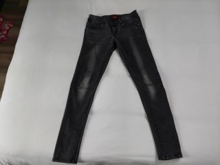 Jeans pitillo estilo motero