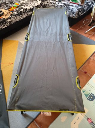 Cama plegable portátil negra y verde