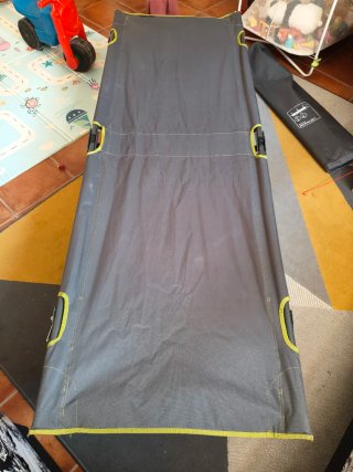 Cama plegable portátil negra y verde
