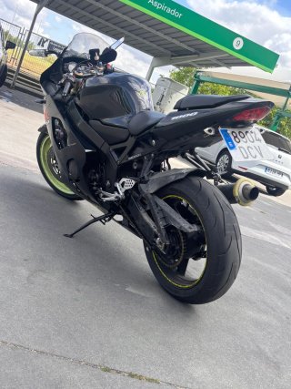 Suzuki GSXR 600 Negra 2005 en perfecto estado