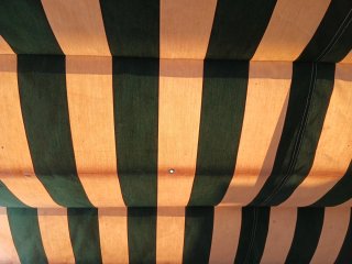 Toldo de tela beige y verde