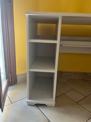 Scrivania IKEA bianca con mensole