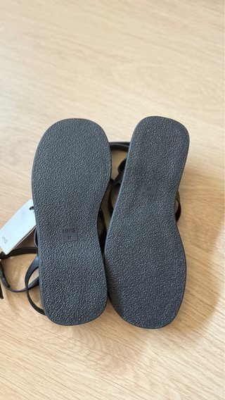Sandalias negras de tiras
