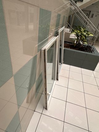 Ventana de aluminio blanca