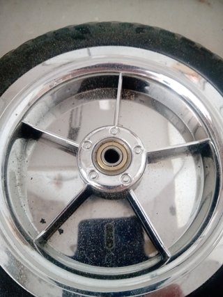 Rueda pequeña con tornillo y tuerca