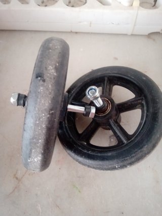 Rueda pequeña con tornillo y tuerca