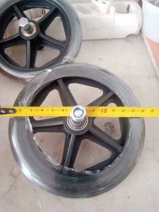 Rueda pequeña con tornillo y tuerca