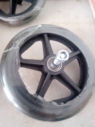 Rueda pequeña con tornillo y tuerca