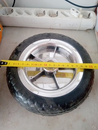 Rueda pequeña con tornillo y tuerca