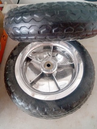 Rueda pequeña con tornillo y tuerca
