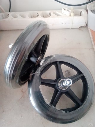 Rueda pequeña con tornillo y tuerca