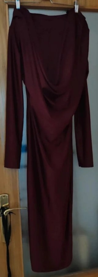 Vestido burdeos midi con piel sintética