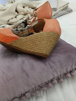 Sandalias cuña pulsera naranja