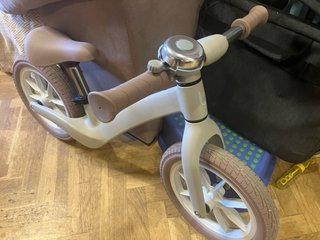 Bicicleta infantil sin pedales marca Kikkaboo