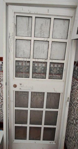 Puerta aluminio con marco y cristal