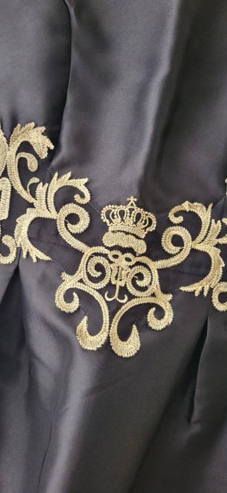 Vestido negro con bordado dorado