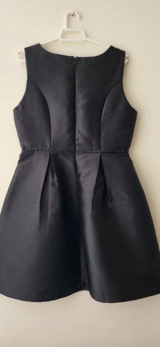 Vestido negro con bordado dorado