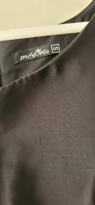 Vestido negro con bordado dorado