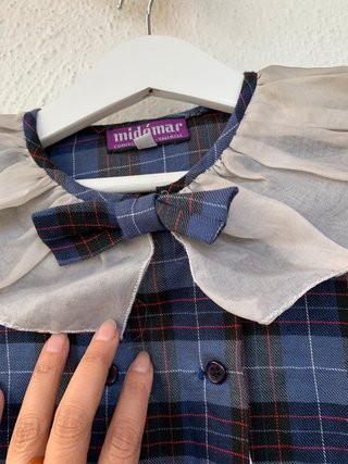 Blusa con cuello de volantes