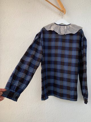 Blusa con cuello de volantes