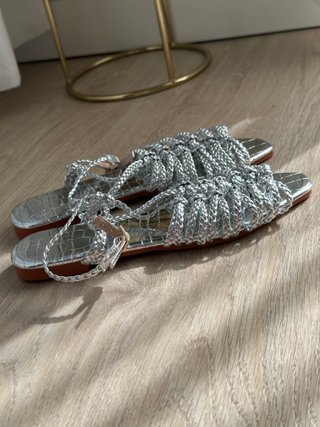 Sandalias planas trenzadas plateadas Talla 37