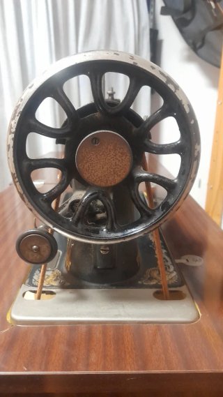 Máquina de coser SINGER antigua
