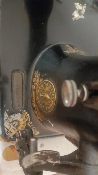 Máquina de coser SINGER antigua