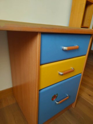 Scrivania con cassetti